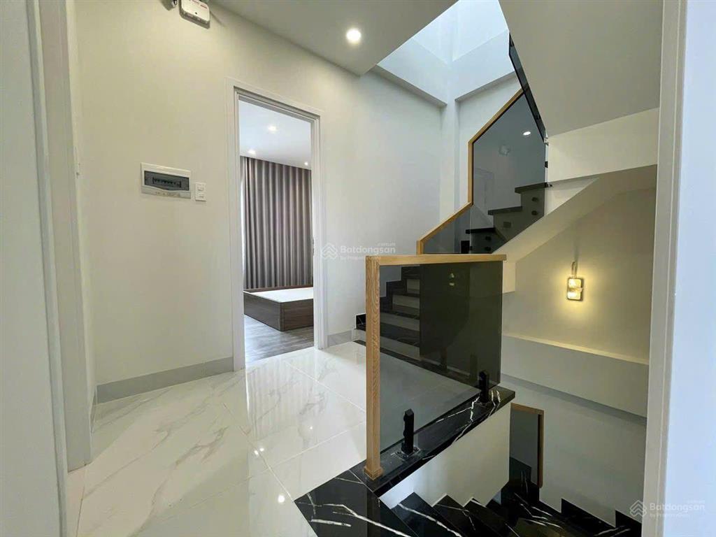 Bán nhà quận 2 mặt tiền đường ô tô cách nguyễn duy trinh chỉ 20m ngang 6.5m gara 3 tầng. giá tlcc