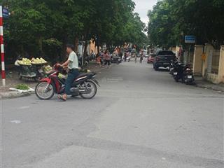 Bán 42m đất đối diện ubnd xã đông dư, mặt tiền 4.2m khổ vuông đẹp, giá 4.2 tỷ có thương lượng.