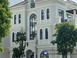 Cực hot! biệt thự góc 280m2 ngay trường học tại vinhomes quận 9 giá chỉ 60tr/tháng