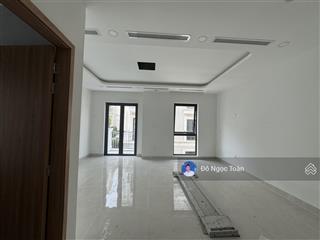 Cho thuê biệt thự 4pn thích hợp gia đình ở và làm văn phòng công ty tại vinhomes grand park