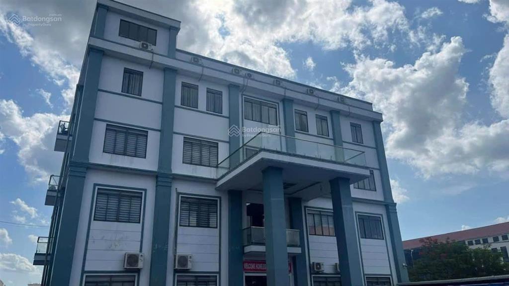 Xưởng trong kcn bình dương 12000m2 vp nhà ở 1600m2. giấy tờ đầy đủ hỗ trợ dnnn đứng tên