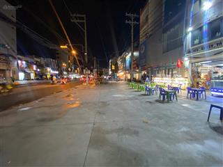 Cho thuê nhà nguyên căn mặt tiền đường cmt8 giá rẻ 15 triệu. 5 tầng