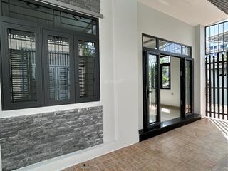 Bán nhà 3 tầng  giá 5 tỷ  vĩnh hoà  cách biển 2 km. gần đường lớn 2/4 chỉ 500m. có sân để ô tô