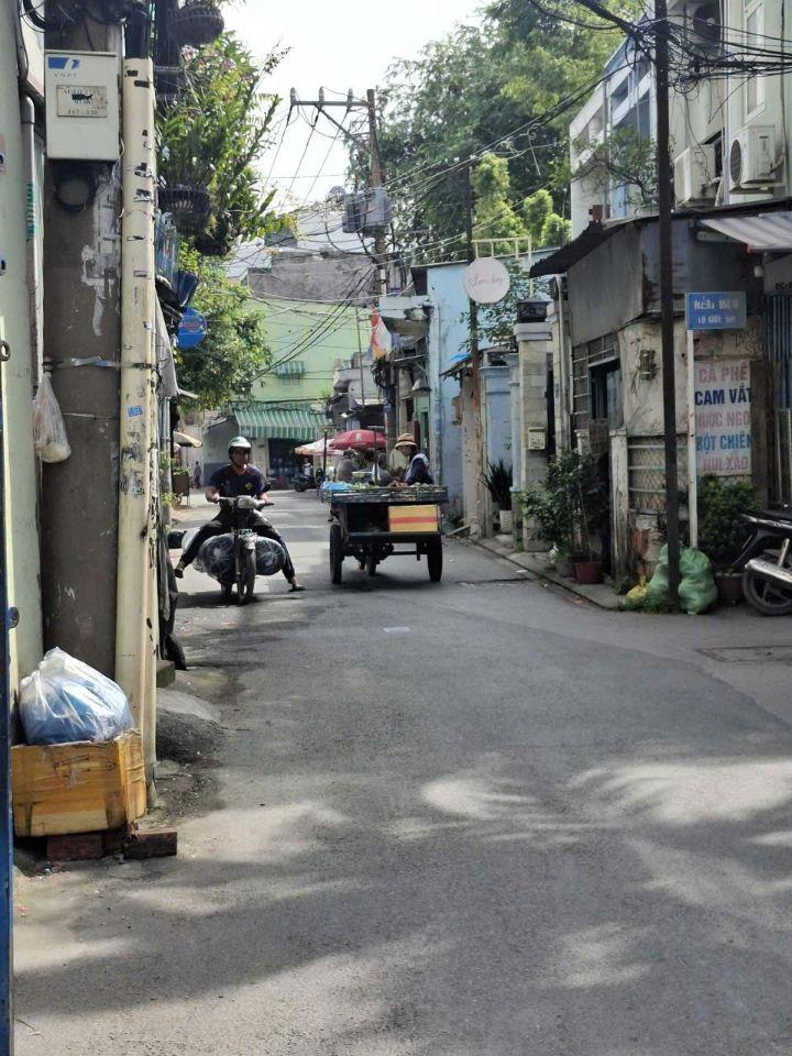 Hxh 8m thông Lạc Long Quân, 70m2, 4.54×14.54, 3 tầng, chỉ 11.4 tỷ TL, vị trí cực đẹp