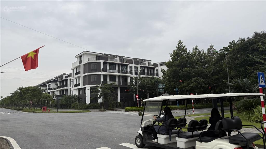 Bán nhanh căn liền kề 95m2 đường to 20m oto đỗ cửa có gara kinh doanh tốt