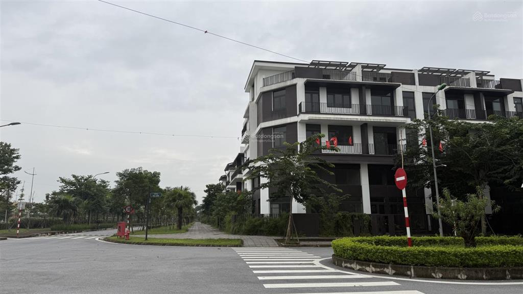 Bán nhanh căn liền kề 95m2 đường to 20m oto đỗ cửa có gara kinh doanh tốt