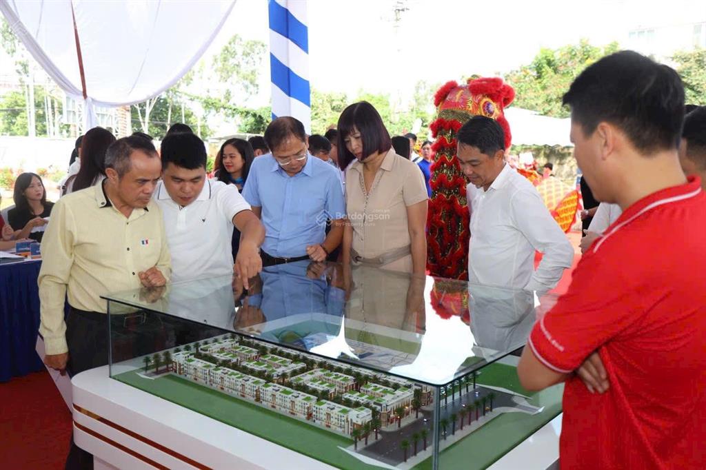 Cần bán shophouse khu linh đàm, 2 mặt đường, vị trí trung tâm, giá từ 100tr/m2.