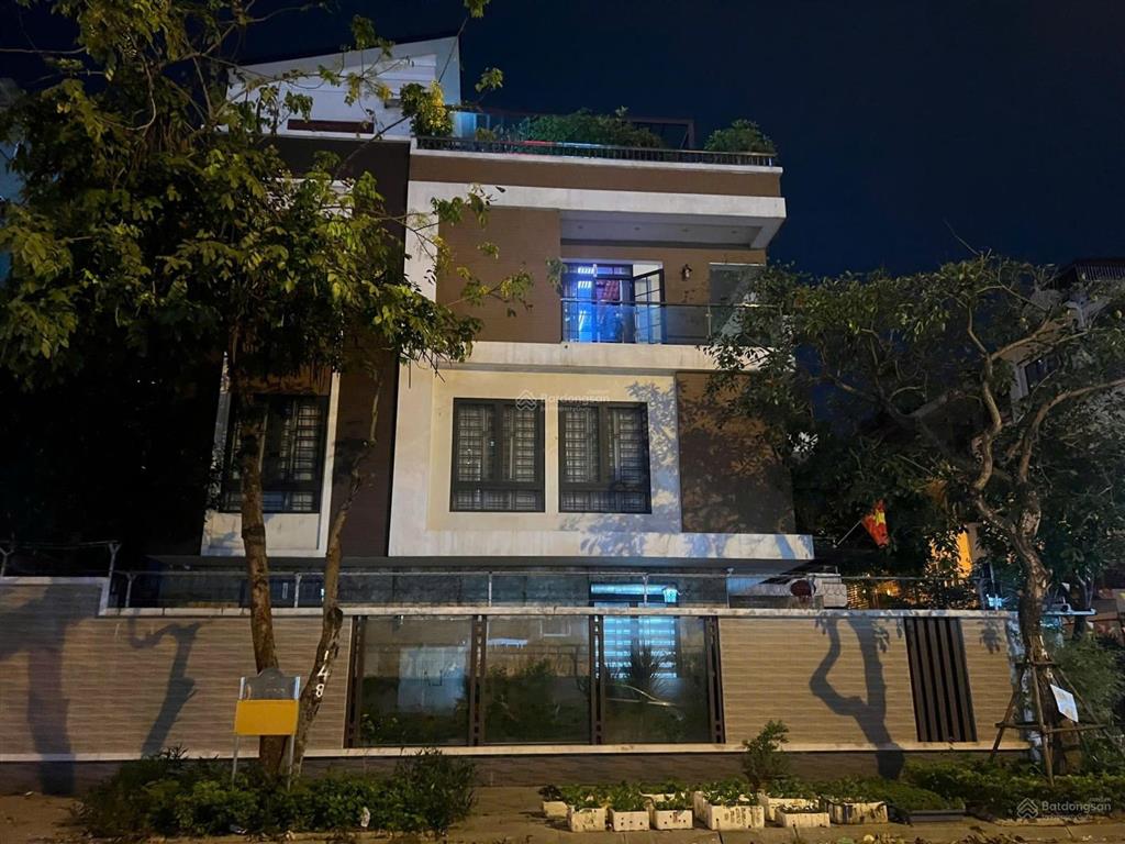 Cần bán căn biệt thự lô góc 2 mặt đường kđt văn phú hà đông hà nội 225m2 x 4 tầng thang máy