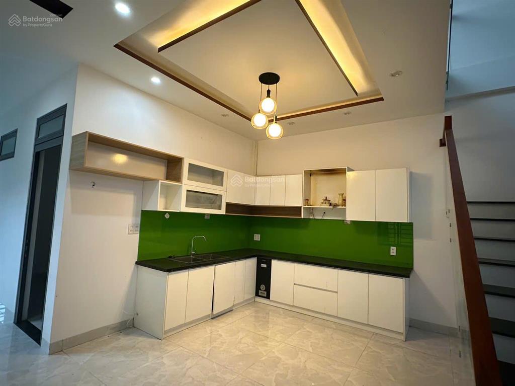 Bán nhà 2 tầng 2 mê đúc kiên cố, mặt tiền đường chính lạc long quân, chỉ 1.5km ra biển  vào ở ngay