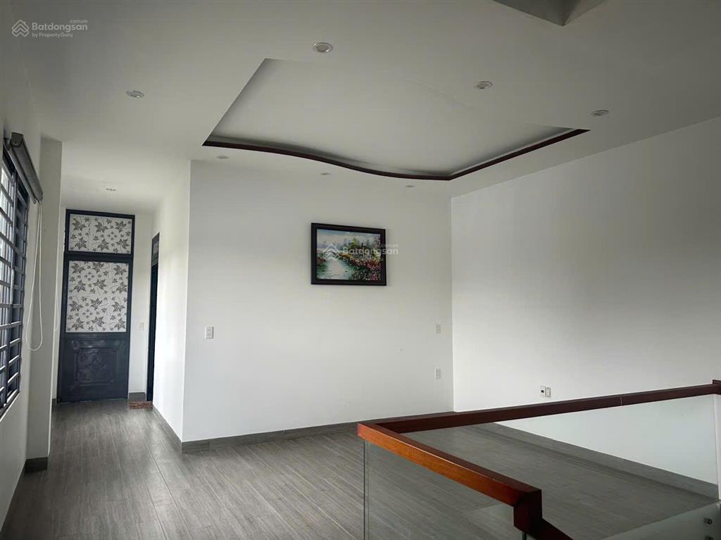 Bán nhà 2 tầng 2 mê đúc kiên cố, mặt tiền đường chính lạc long quân, chỉ 1.5km ra biển  vào ở ngay