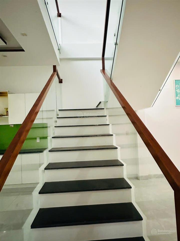 Bán nhà 2 tầng 2 mê đúc kiên cố, mặt tiền đường chính lạc long quân, chỉ 1.5km ra biển  vào ở ngay