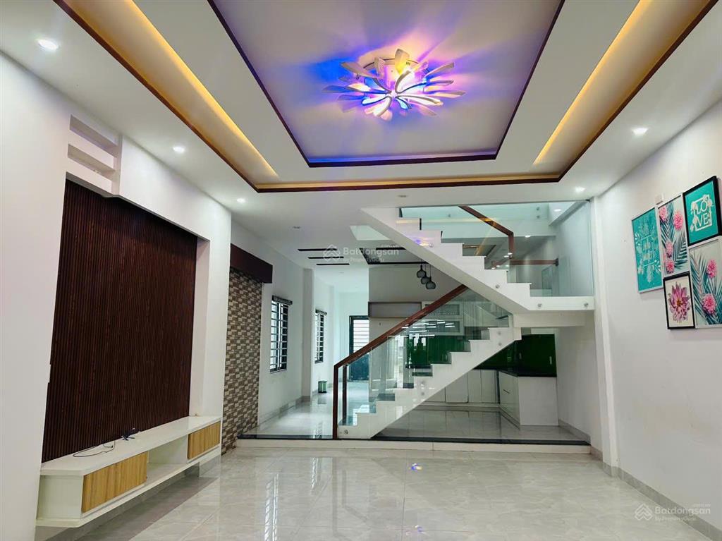 Bán nhà 2 tầng 2 mê đúc kiên cố, mặt tiền đường chính lạc long quân, chỉ 1.5km ra biển  vào ở ngay