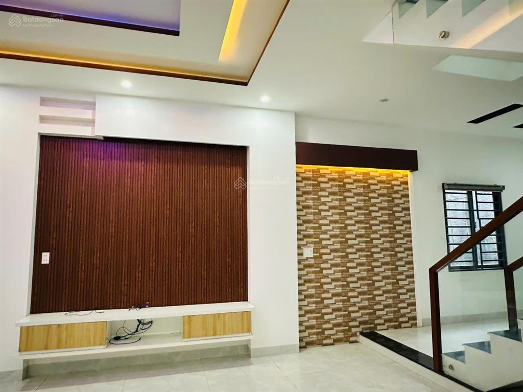 Bán nhà 2 tầng 2 mê đúc kiên cố, mặt tiền đường chính lạc long quân, chỉ 1.5km ra biển  vào ở ngay