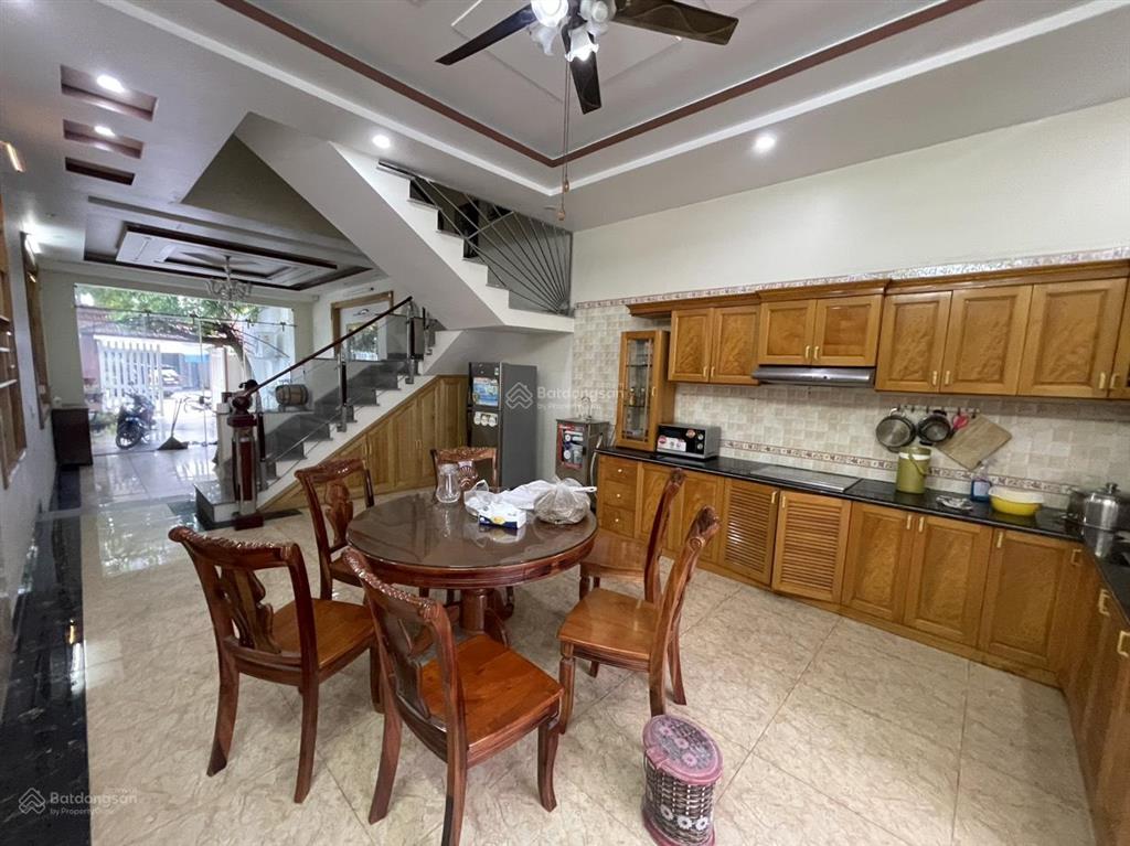 Cho thuê nguyên căn sân cổng văn cao 110m2, 4 p.ngủ full nội thất.