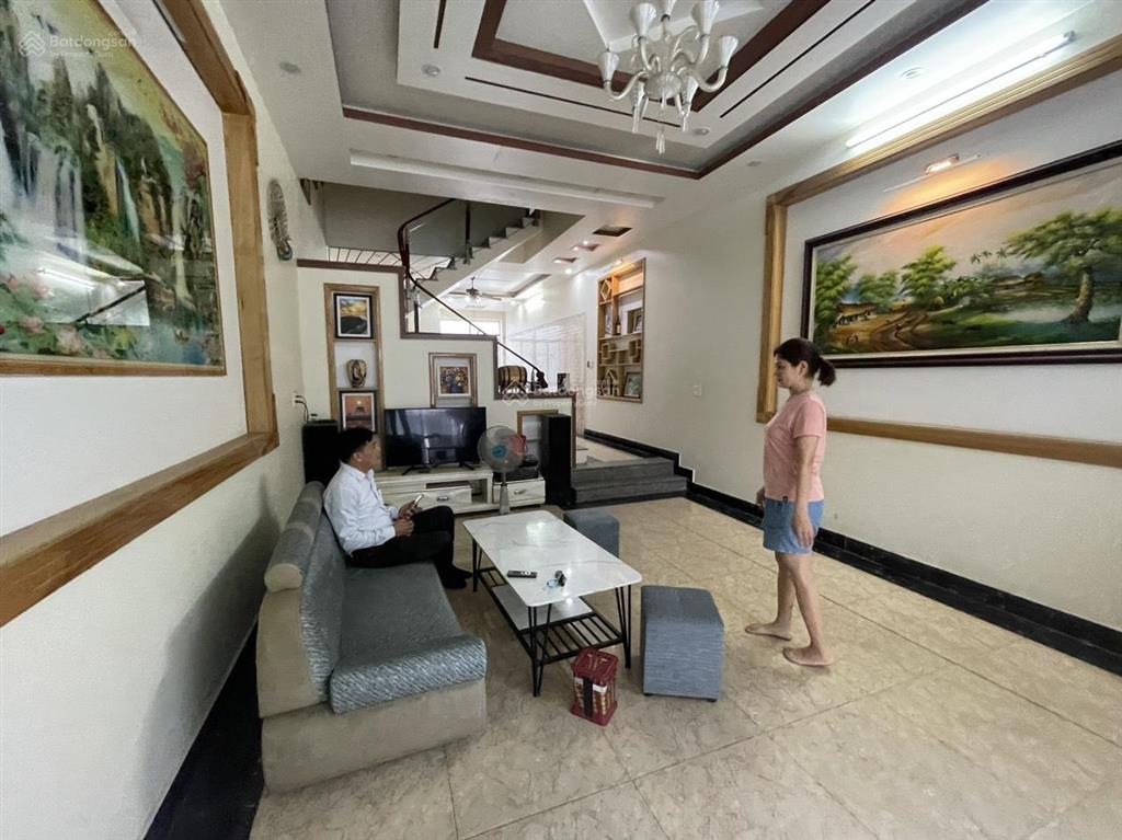 Cho thuê nguyên căn sân cổng văn cao 110m2, 4 p.ngủ full nội thất.