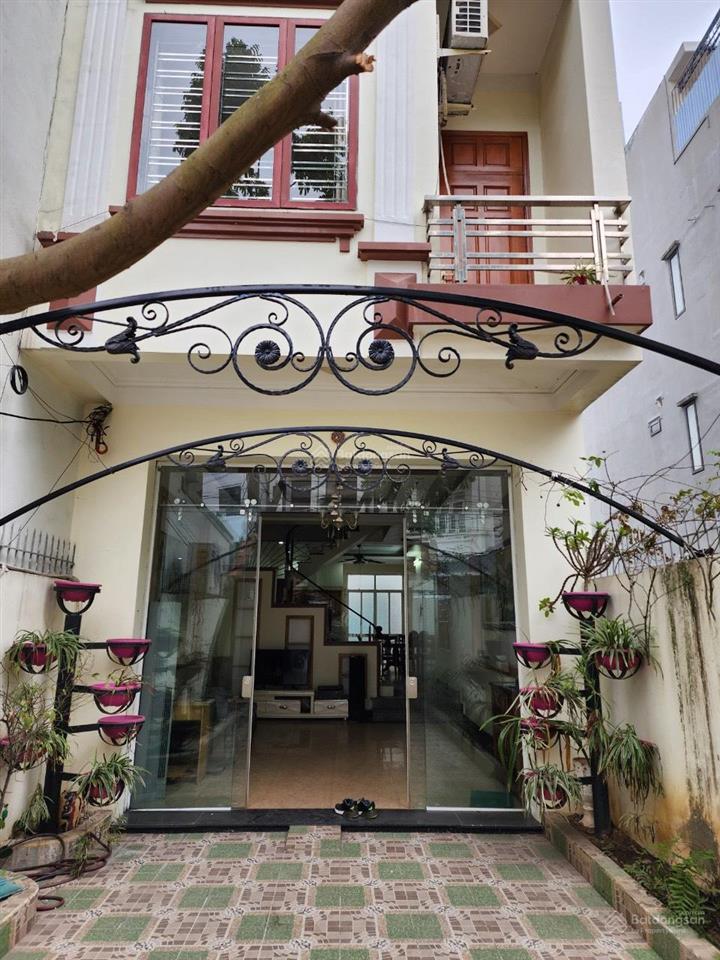 Cho thuê nguyên căn sân cổng văn cao 110m2, 4 p.ngủ full nội thất.