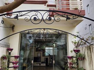 Cho thuê nguyên căn sân cổng văn cao 110m2, 4 p.ngủ full nội thất.