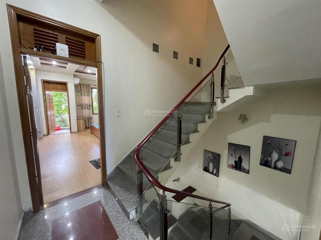 Cho thuê nguyên căn sân cổng văn cao 110m2, 4 p.ngủ full nội thất.