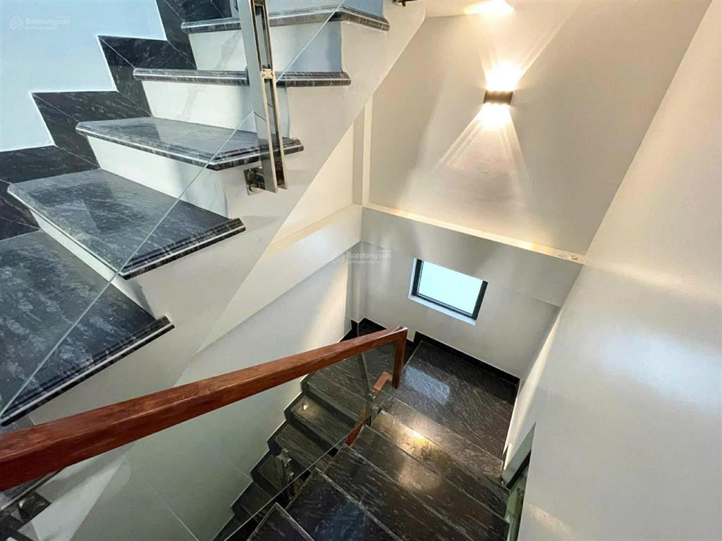 Cho thuê nhà văn cao 4 p.ngủ full nội thất, cách mặt đường chỉ 20m.