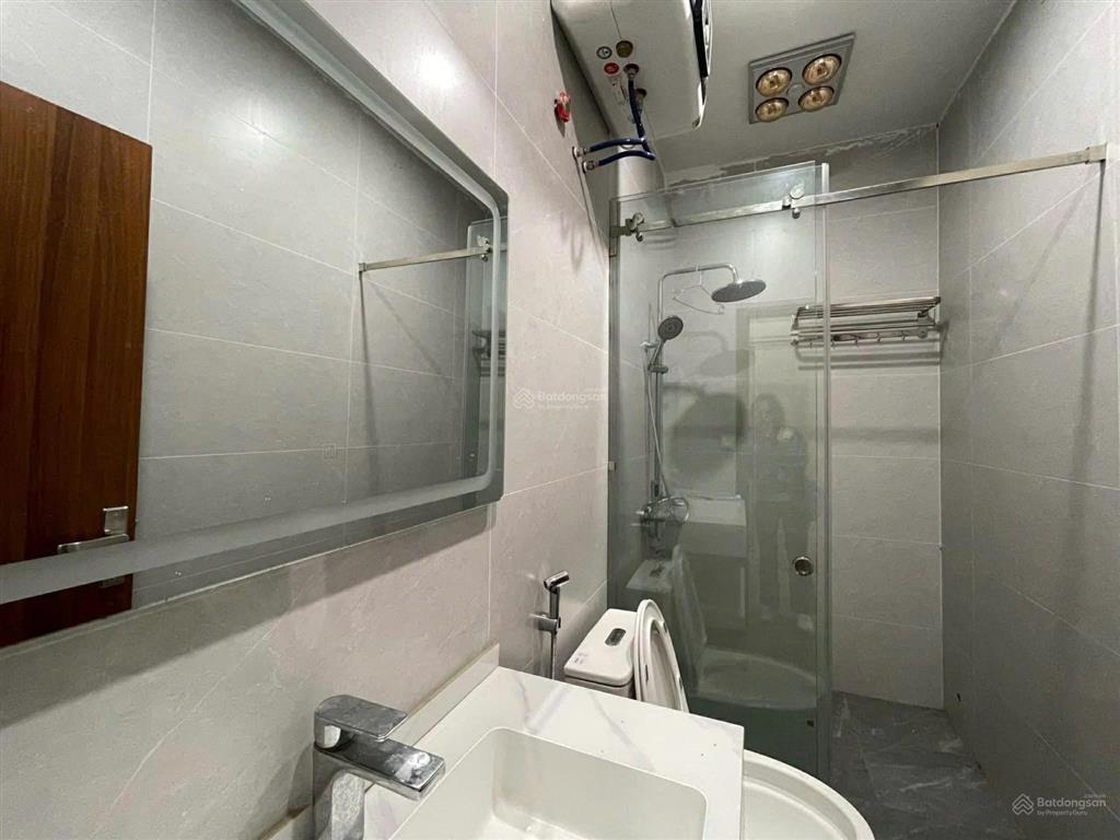 Cho thuê nhà văn cao 4 p.ngủ full nội thất, cách mặt đường chỉ 20m.