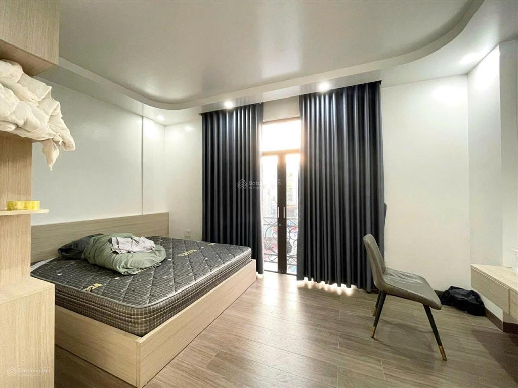 Cho thuê nhà văn cao 4 p.ngủ full nội thất, cách mặt đường chỉ 20m.