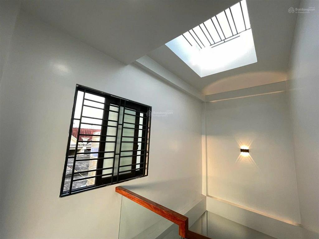 Cho thuê nhà văn cao 4 p.ngủ full nội thất, cách mặt đường chỉ 20m.