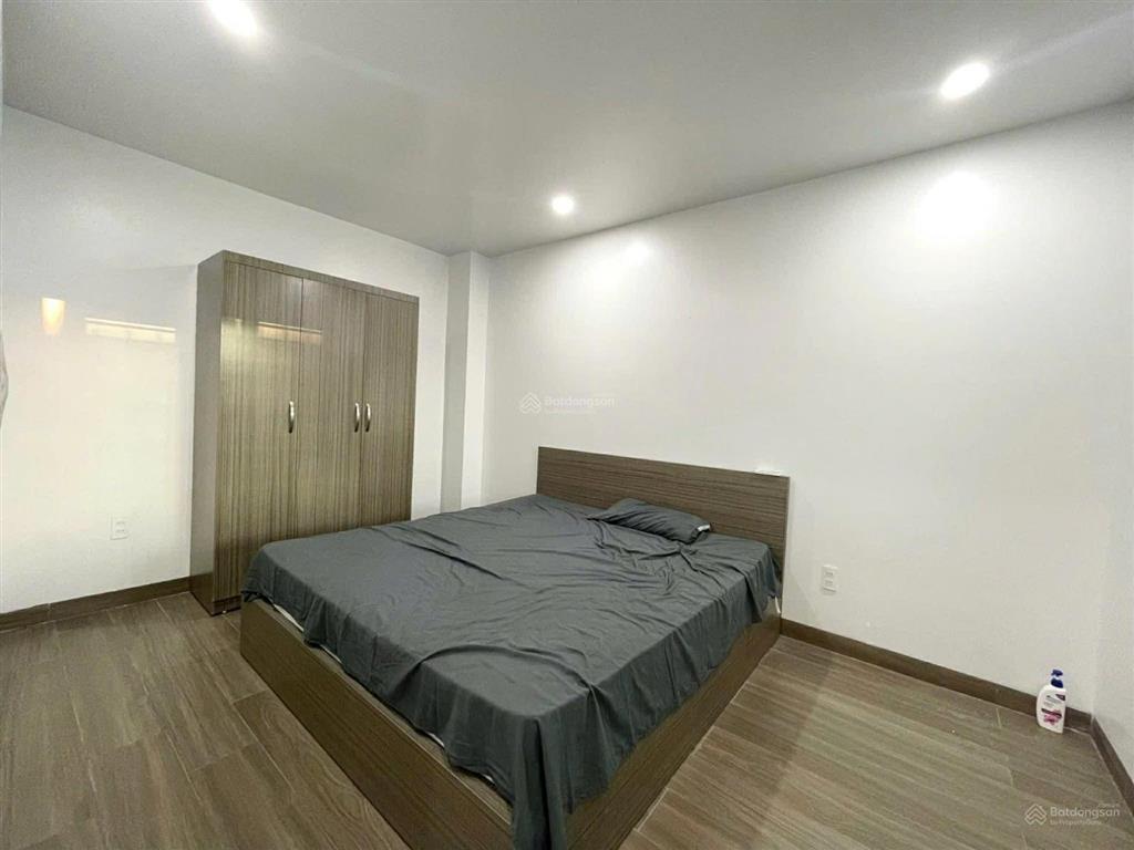 Cho thuê nhà văn cao 4 p.ngủ full nội thất, cách mặt đường chỉ 20m.