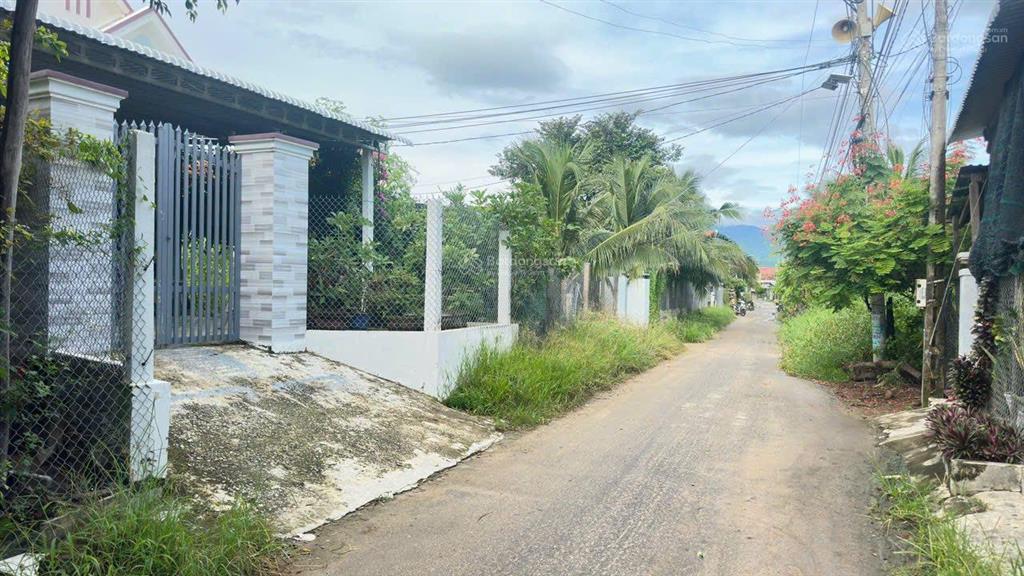 Chính chủ bán nhà mới tinh đường nhựa cách thị trấn chỉ 5 p di chuyển giá rẻ