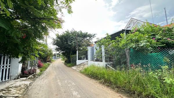 Chính chủ bán nhà mới tinh đường nhựa cách thị trấn chỉ 5 p di chuyển giá rẻ