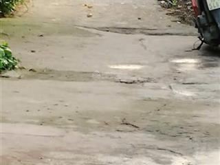 Kẹt cần bán nhanh nhà cấp 4 có 2pn có sân rộng gần trường sát chợ khu đông giá rẻ nhất 900tr