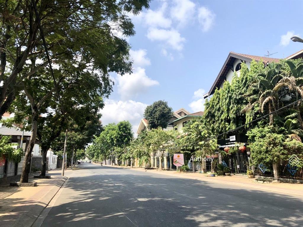 Biệt thự mặt tiền nguyễn văn hưởng, ngay đường xuân thuỷ. bề ngang 18m. phù hợp làm vp, showroom