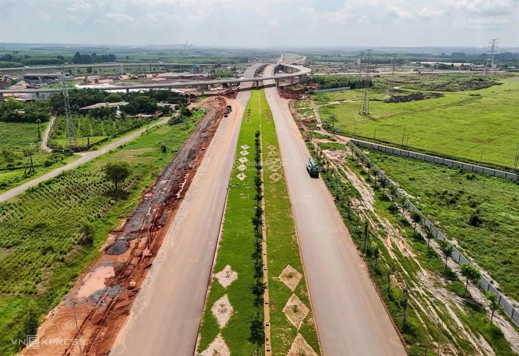 Bán gấp 1ha mặt tiền đường t1 sân bay long thành giá tốt.  0966 167 ***
