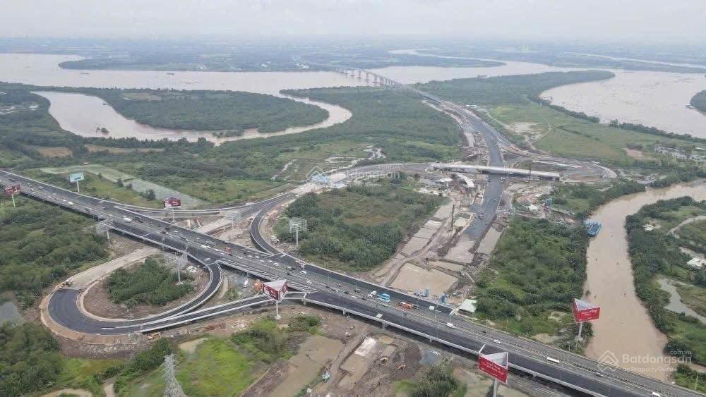 Bán gấp 1ha mặt tiền đường t1 sân bay long thành giá tốt.  0966 167 ***