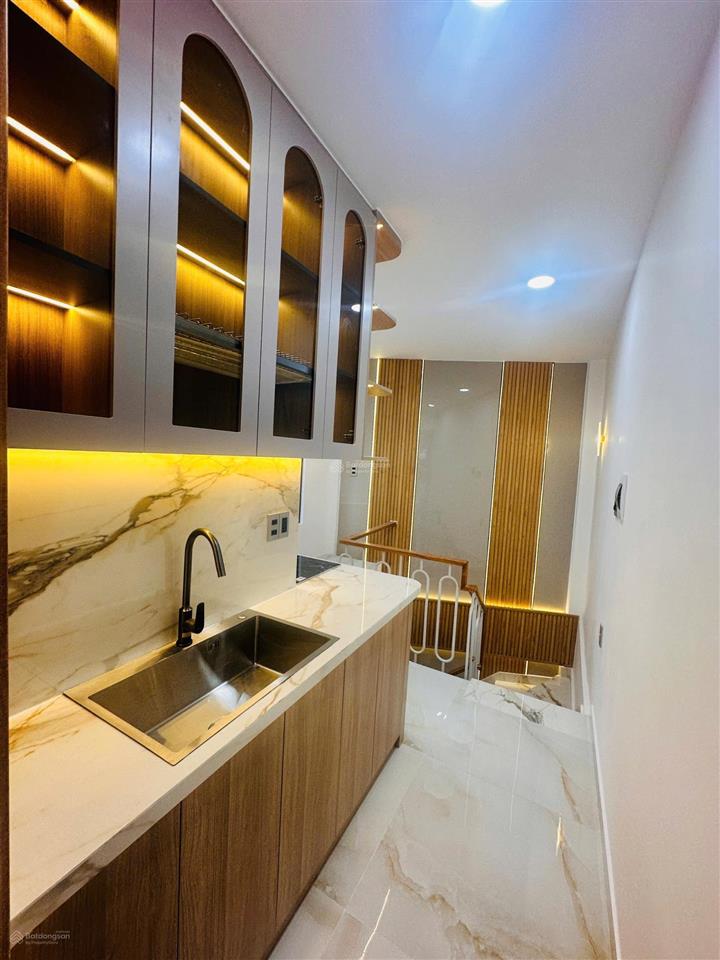 Nhà 5 tầng thang máy hẻm 4m cách mạng tháng 8, q3, giá chỉ 9 tỷ thương lượng