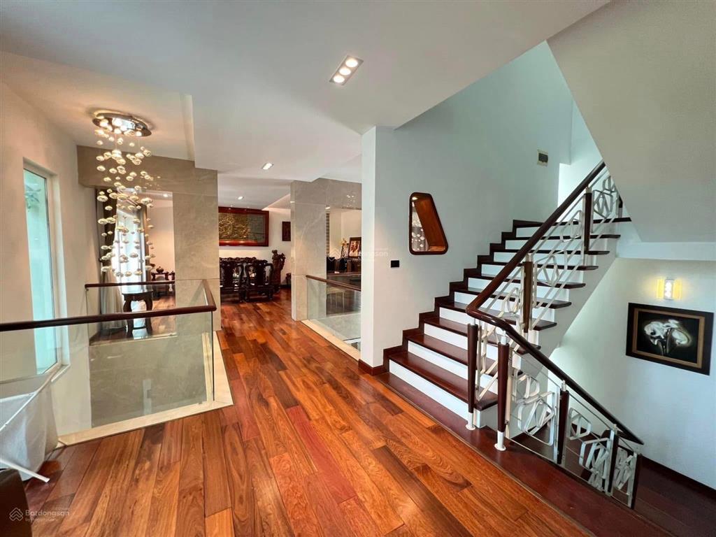 Bán biệt thự 368m2 d3 vườn đào, view vườn hoa, sân vườn, có bảo vệ  nội thất nhập khẩu, giá 230 tỷ