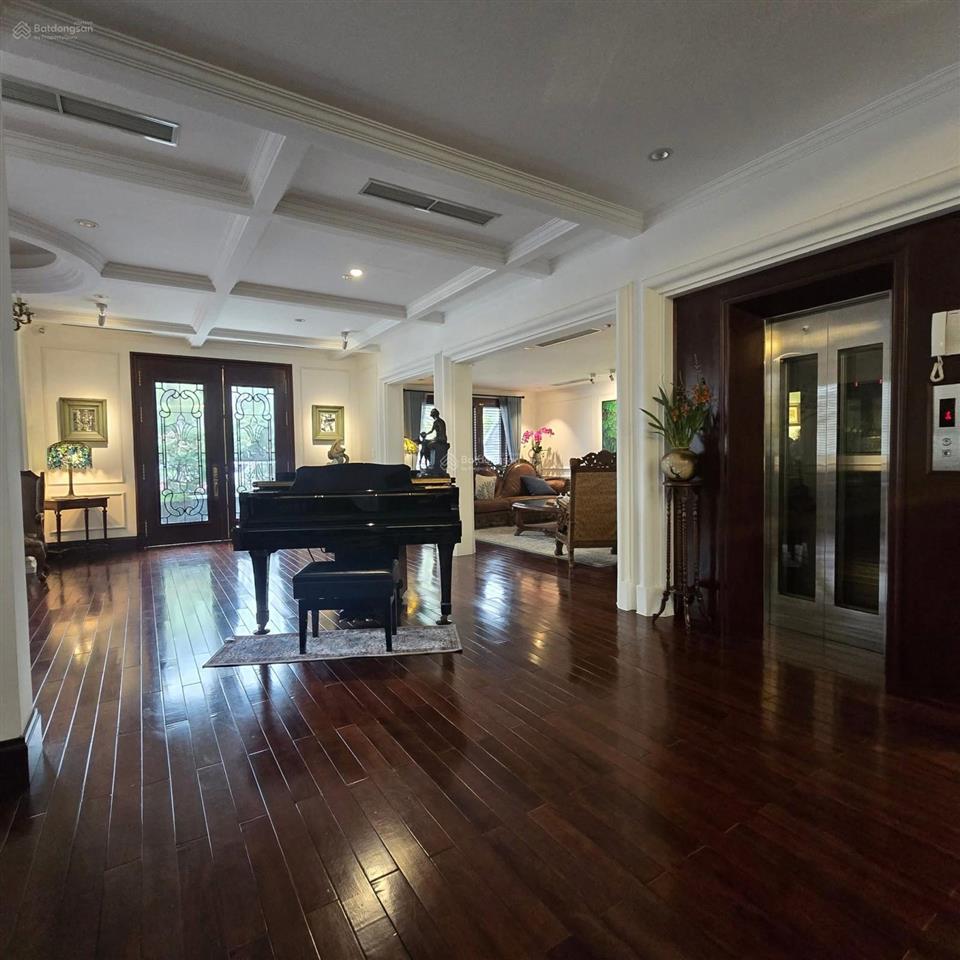 Bán biệt thự Ciputra - Mặt đường đôi - lô góc  305/330m2 x 4 tầng thang máy - nhà đẹp - Giá 136 tỷ