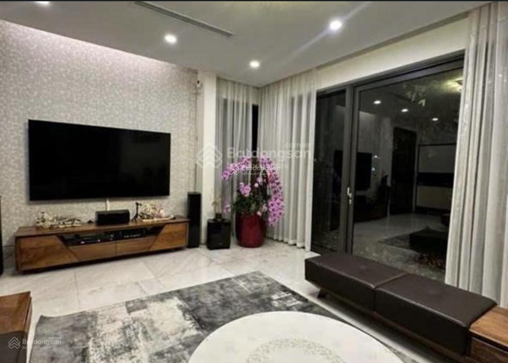 Bán biệt thự vinhomes riverside  trục chính hoa sữa  640m2 lô góc  thang máy, bể bơi  295 tỷ