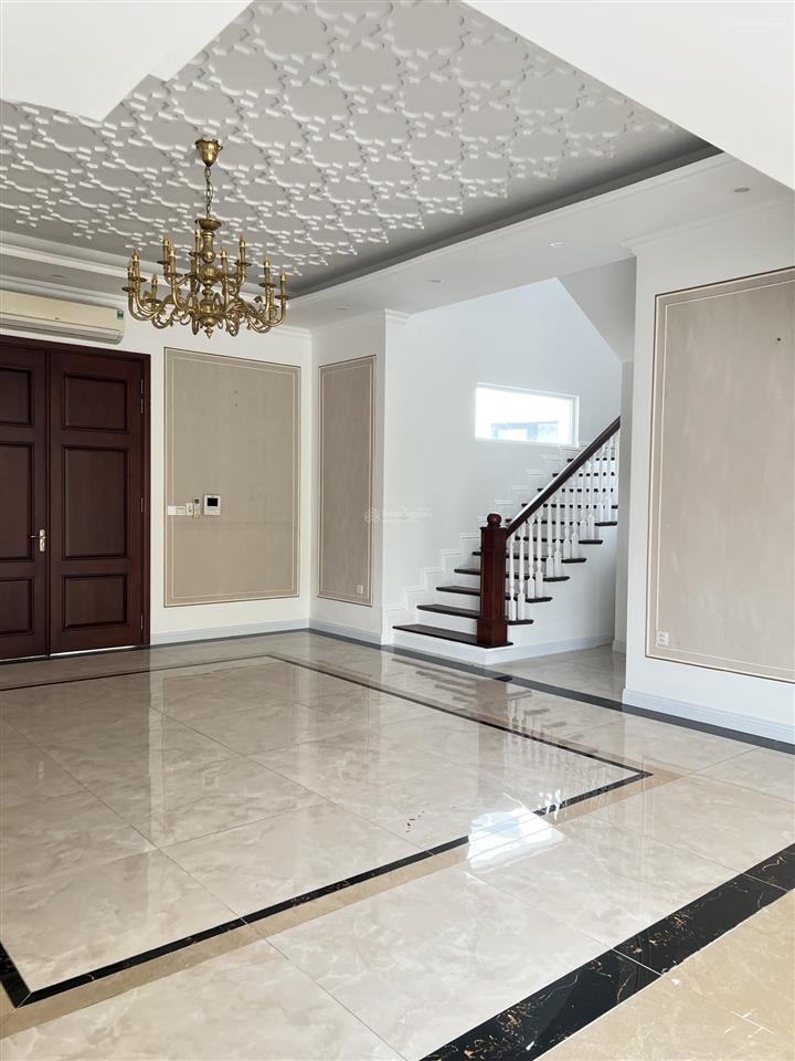 Bán biệt thự vinhomes riverside  trục chính hoa sữa  640m2 lô góc  thang máy, bể bơi  295 tỷ