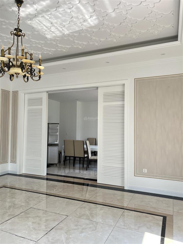 Bán biệt thự vinhomes riverside  trục chính hoa sữa  640m2 lô góc  thang máy, bể bơi  295 tỷ