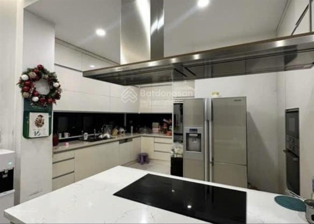 Bán biệt thự vinhomes riverside  trục chính hoa sữa  640m2 lô góc  thang máy, bể bơi  295 tỷ