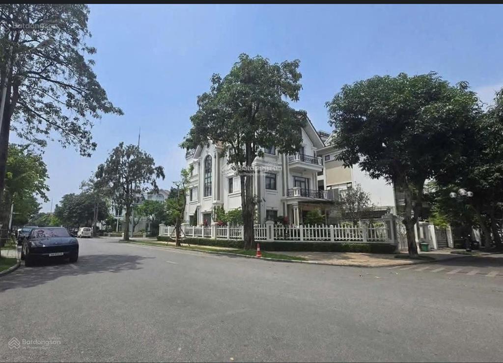 Bán biệt thự vinhomes riverside  trục chính hoa sữa  640m2 lô góc  thang máy, bể bơi  295 tỷ