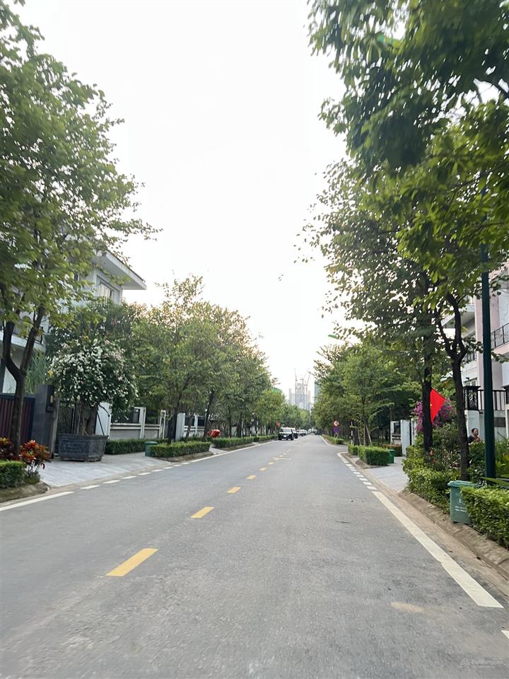 Bán biệt thự K6 Ciputra - nội khu yên tĩnh- view hồ, công viên 65ha - 400m2 xây thô - giá 550tr/m2
