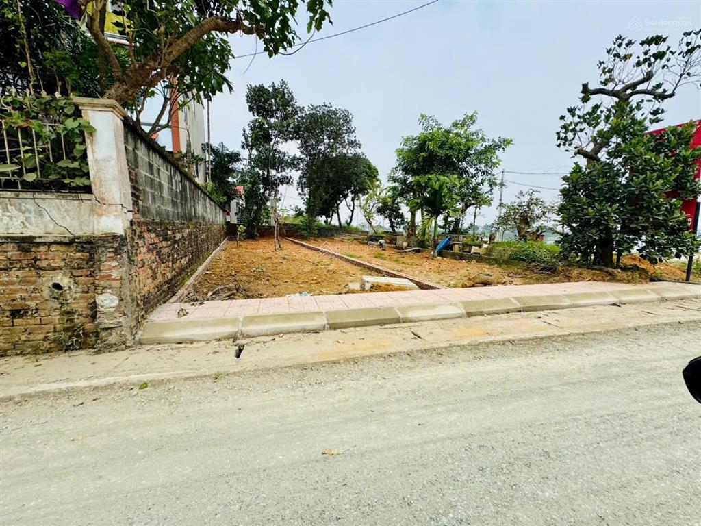 Bán gấp 2 lô đất hơn 100m trục chính xã phú cát kinh doanh được giá tốt