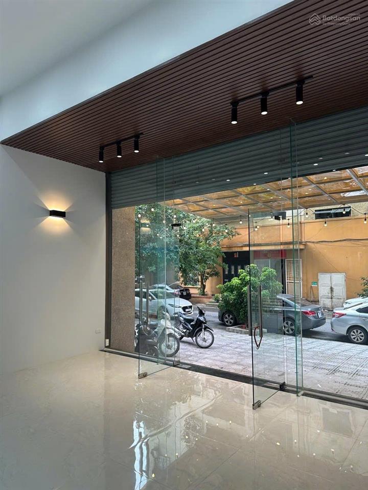 Chính chủ cho thuê shophouse chân đế 210m2 làm vp công ty mặt tiền 7m, giá 26tr, 0967 555 ***