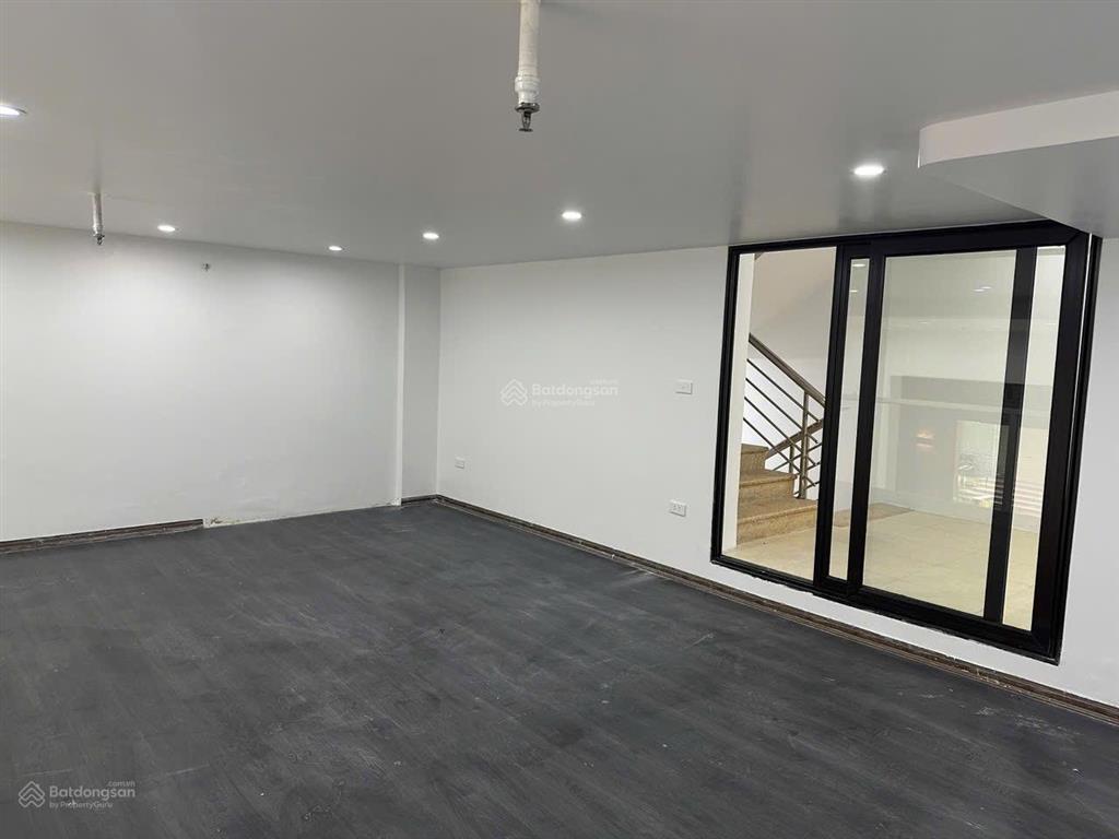 Chính chủ cho thuê shophouse chân đế 210m2 làm vp công ty mặt tiền 7m, giá 26tr, 0967 555 ***