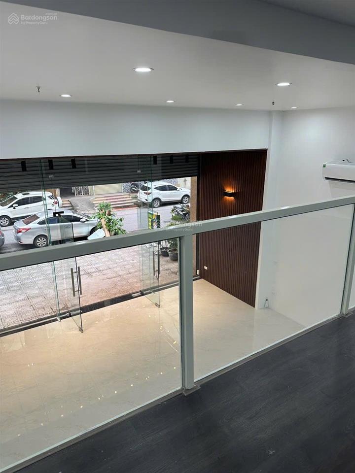 Chính chủ cho thuê shophouse chân đế 210m2 làm vp công ty mặt tiền 7m, giá 26tr, 0967 555 ***