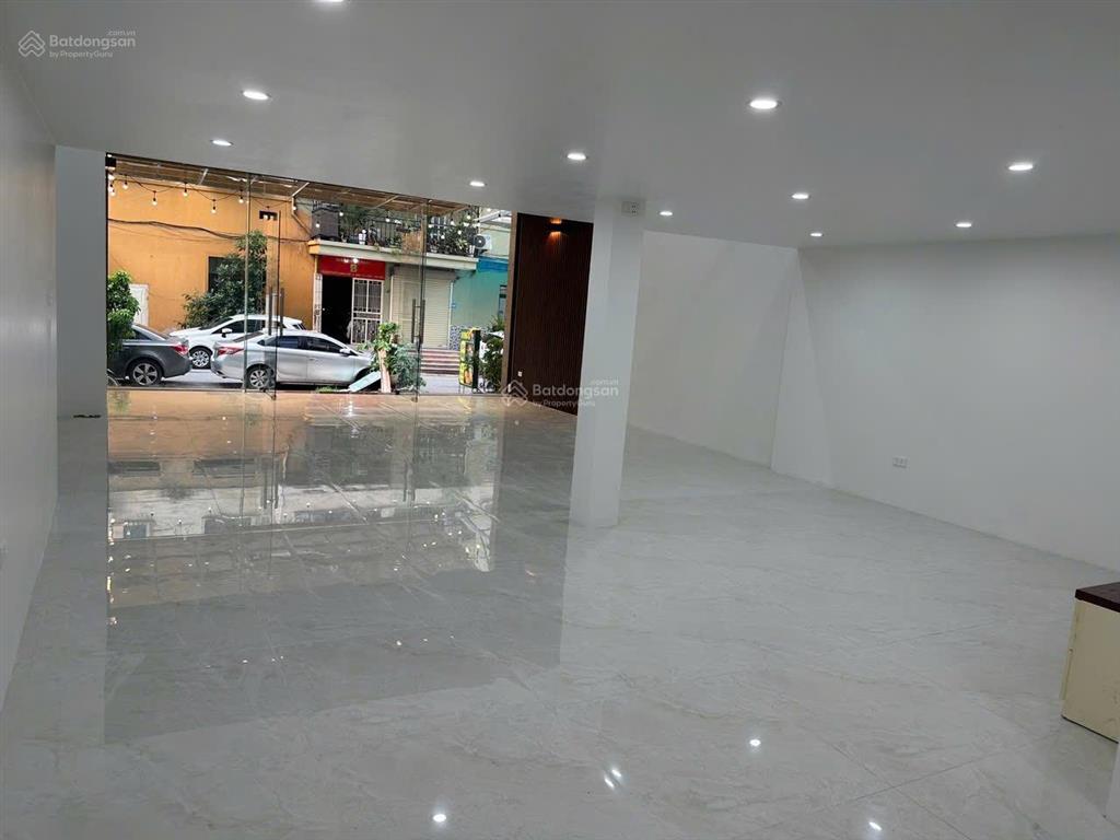 Chính chủ cho thuê shophouse chân đế 210m2 làm vp công ty mặt tiền 7m, giá 26tr, 0967 555 ***