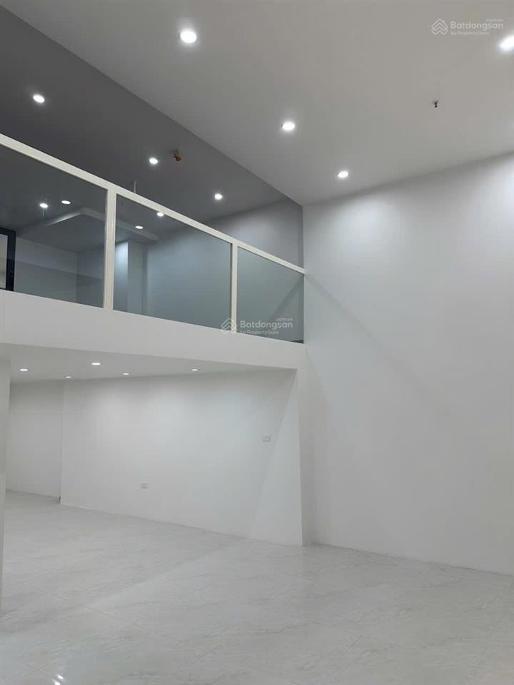 Chính chủ cho thuê shophouse chân đế 210m2 làm vp công ty mặt tiền 7m, giá 26tr, 0967 555 ***