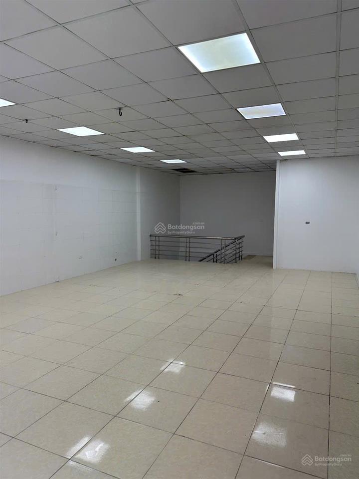 Chính chủ cho thuê shophouse chân đế 210m2 làm vp công ty mặt tiền 7m, giá 26tr, 0967 555 ***