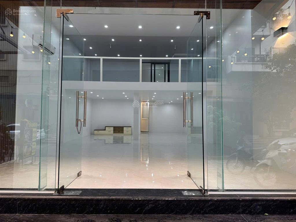 Chính chủ cho thuê shophouse chân đế 210m2 làm vp công ty mặt tiền 7m, giá 26tr, 0967 555 ***
